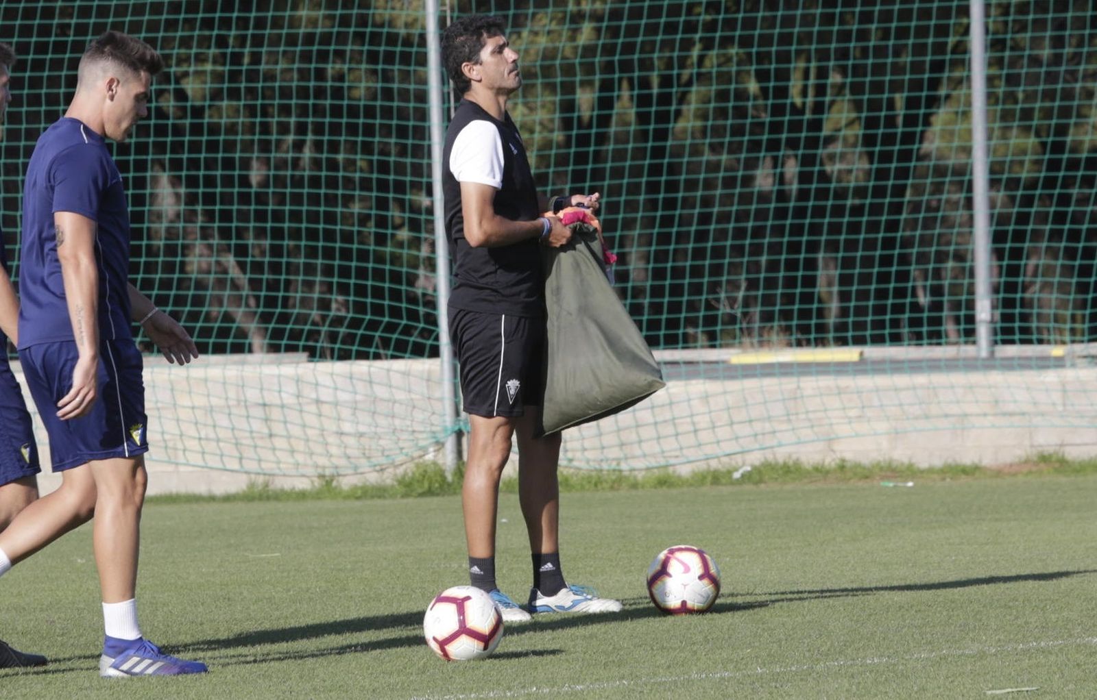 Pavón (d) no puede disponer del defensa Moi, que será baja de larga duración por lesión.