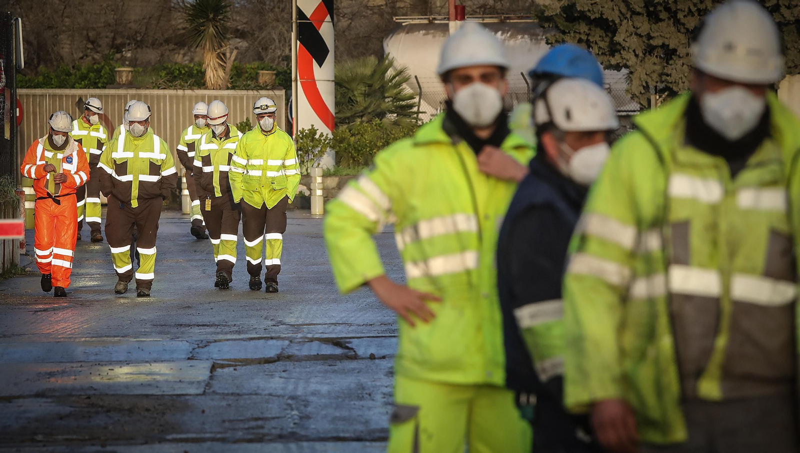 Trabajadores de la cementera Holcim se concentran en la entrada de la planta de Jerez