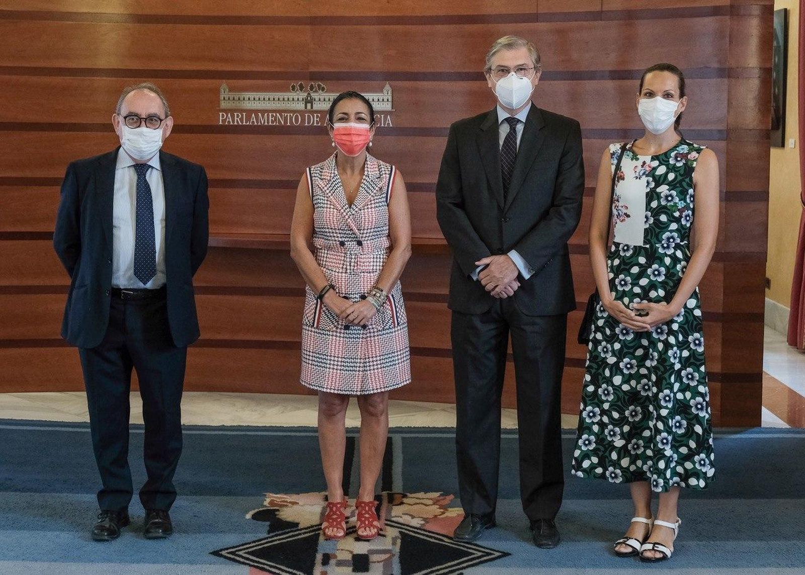 La presidenta del Parlamento Andaluz, Marta Bosquet, con el decano del Colegio Notarial de Andalucía, José Luis Lledó; la vicedecana, Teresa Barea; y el tesorero, Francisco Aranguren.