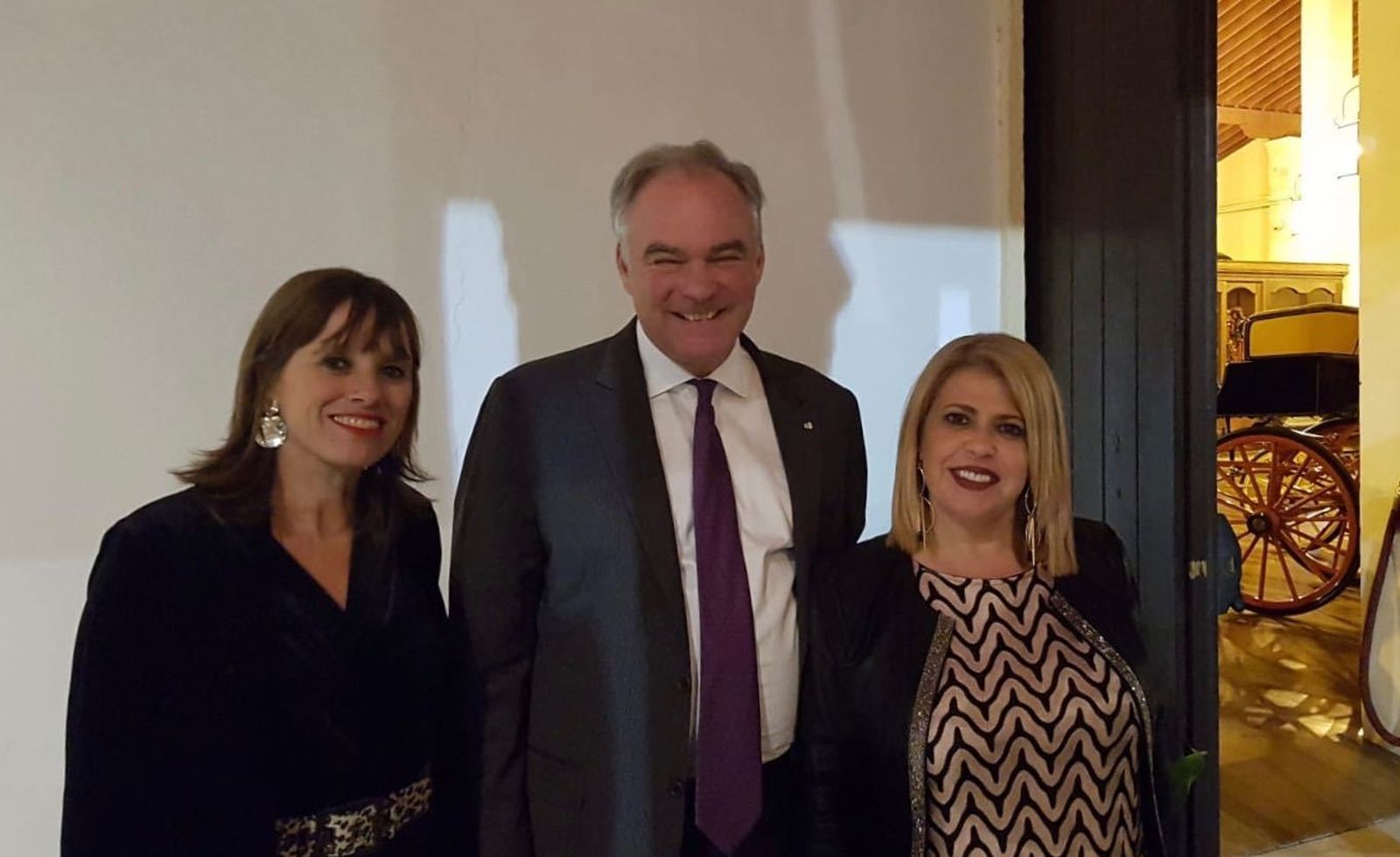 La alcaldesa y la delegada Laura Álvarez, junto al senador Tim Keane, durante la celebración del Foro.