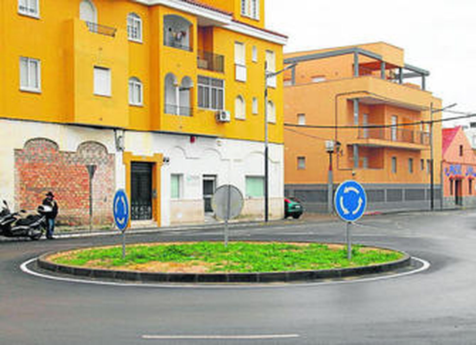 La nueva rotonda permitirá mejorar los accesos a la barriada de El Chinar y a la antigua lonja.