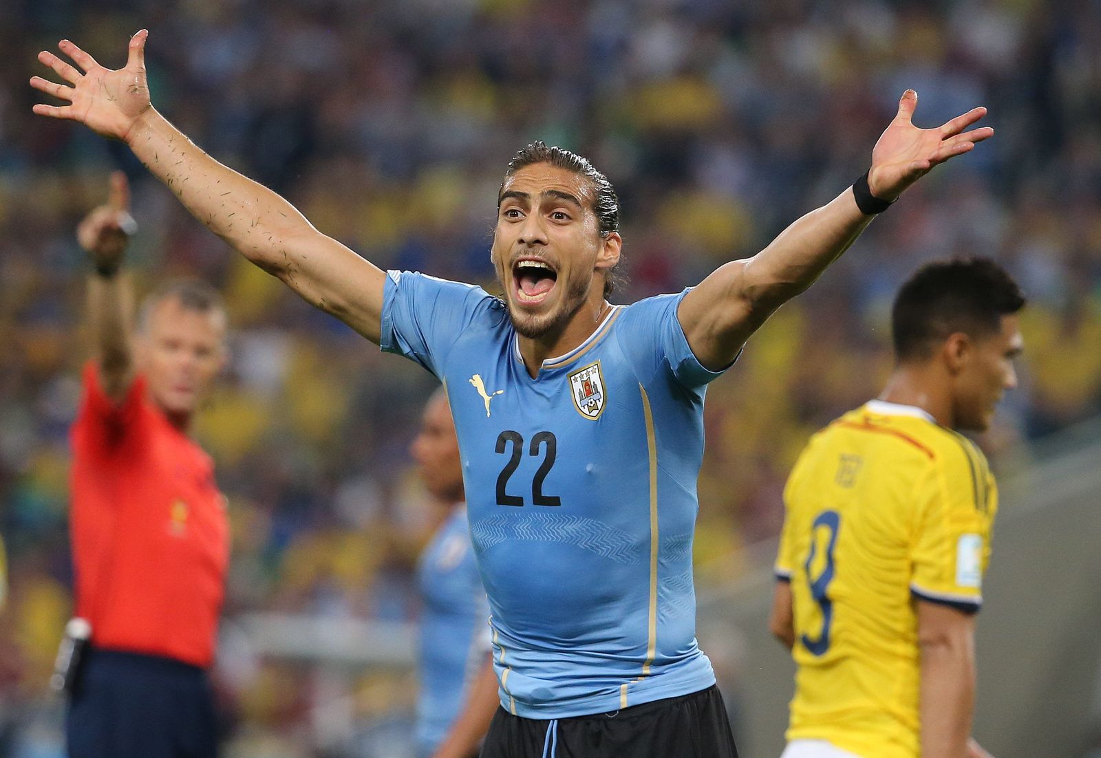El uruguayo Martín Cáceres (Recreativo, 2007/08), durante un partido del Mundial de 2014 ante Colombia.