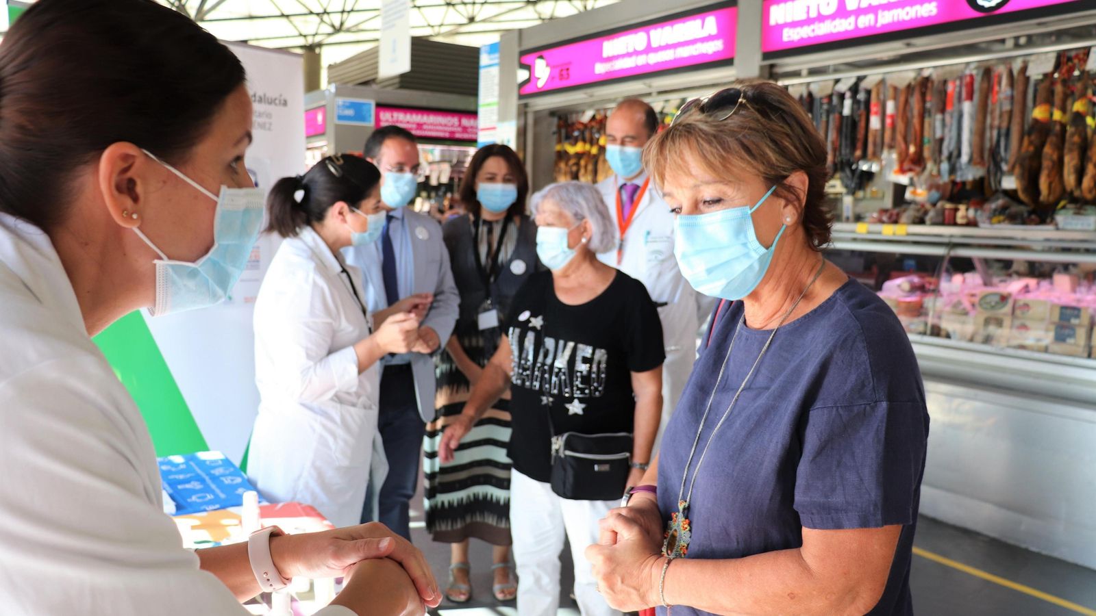 Campaña para concienciar sobre el lavado de manos esta mañana en el mercado del Carmen.