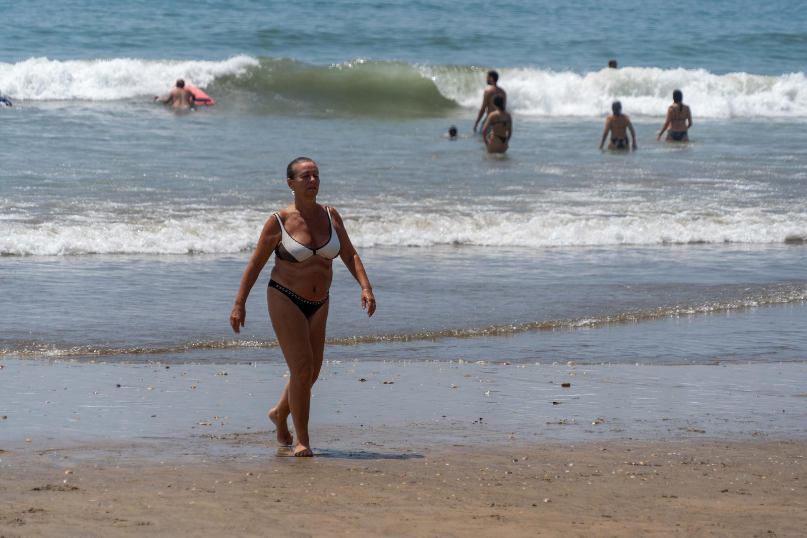 Imágenes de la mañana en las playas de Punta Umbría marcadas por la alerta roja