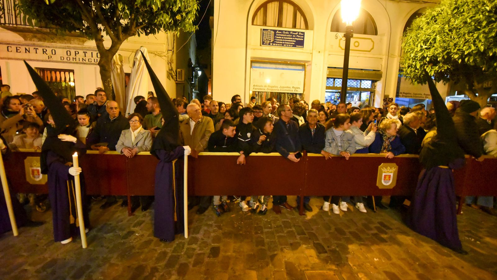 Fotos del Jueves Santo en Tarifa: Jesús Nazareno y María Santisima de la Paz