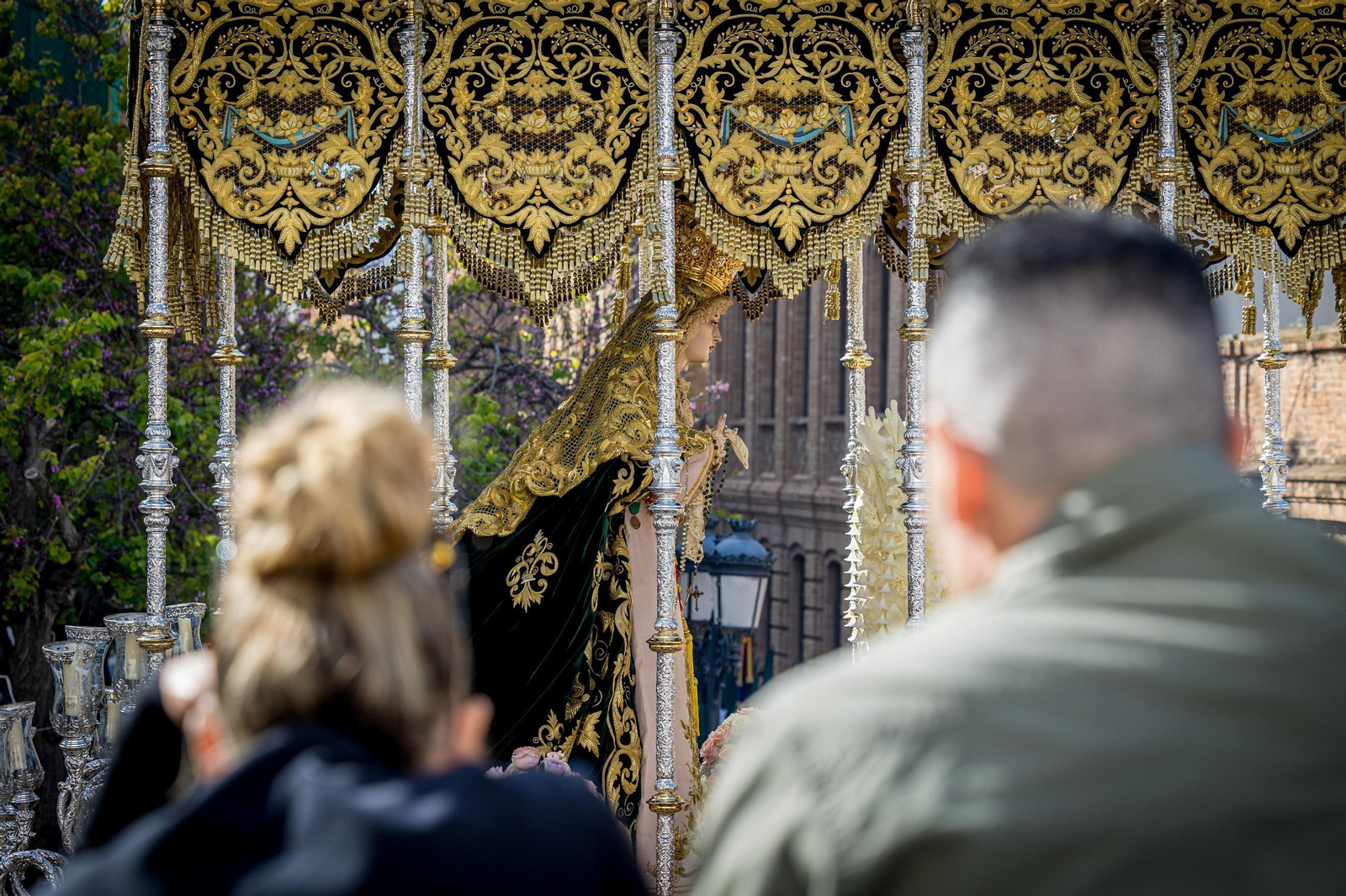 Imágenes de la salida de Cigarreras en la Semana Santa de Cádiz 2025