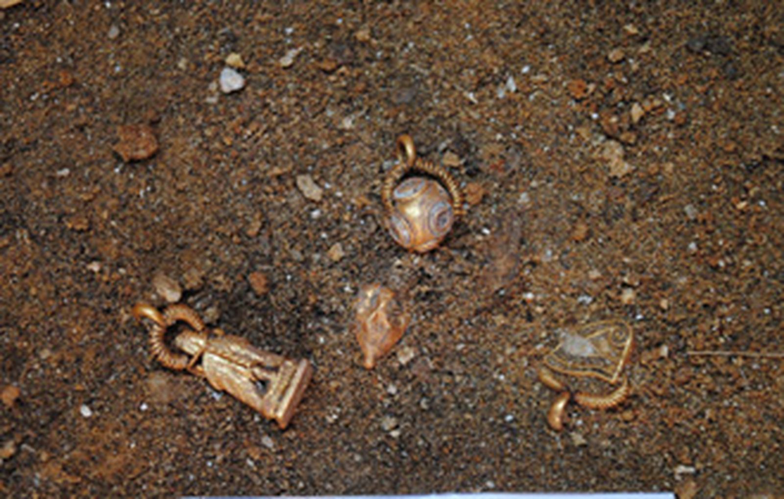 Una nueva excavación arqueológica descubre dos conjuntos funerarios de los siglos V-IV a.C.