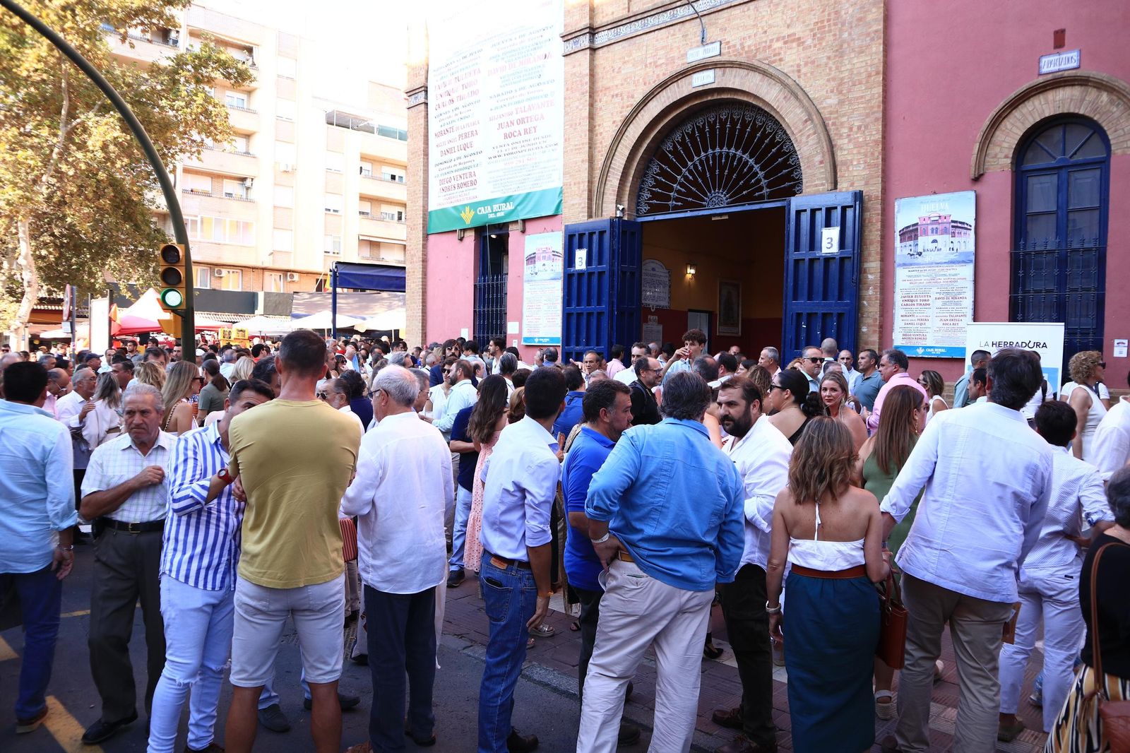 Imágenes de ambiente en el cuarto día de toros en Huelva