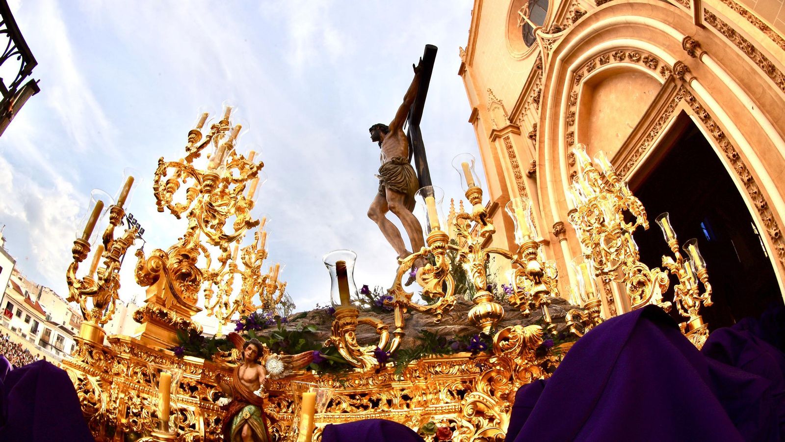 La cofradía Salud saliendo en la Semana Santa de Málaga