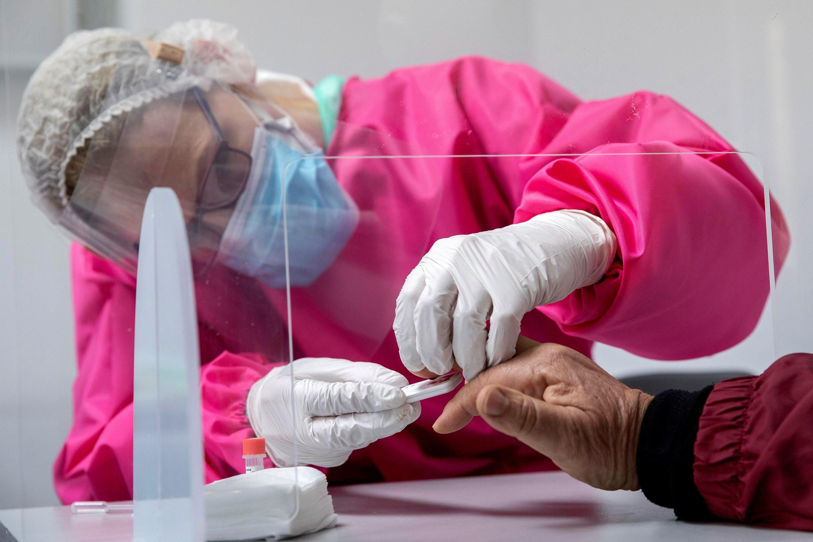 Una sanitaria realiza una prueba a un paciente.