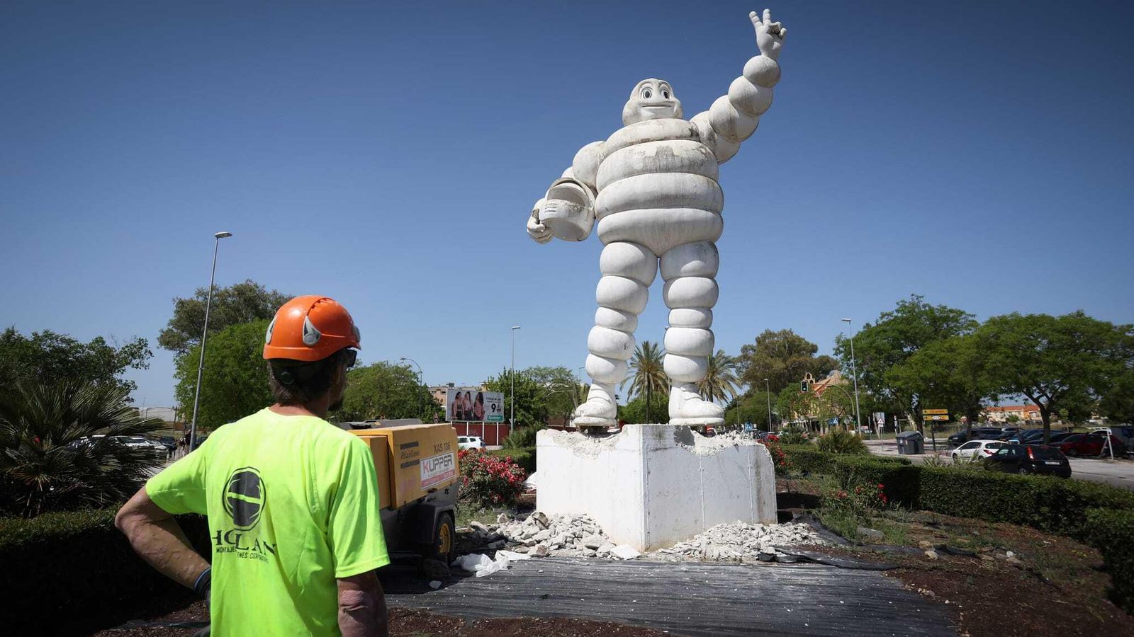 Un operario, este miércoles junto al muñeco Michelin. Un operario, este miércoles junto al muñeco Michelin.