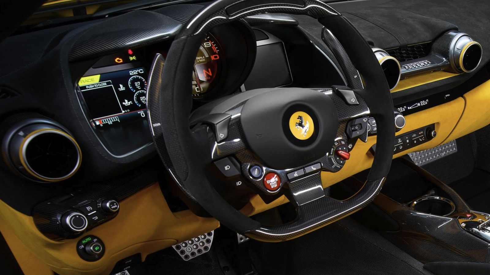 De lo que está a la vista, el puesto de conducción es lo único que se mantiene estandarizado en estos 812 Competizione.