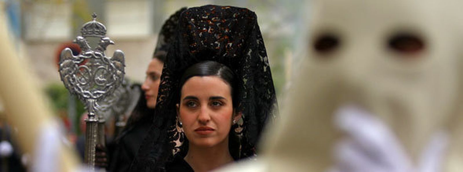 Mujeres vestidas de mantilla durante el Jueves y Viernes Santo/ Grupo Joly