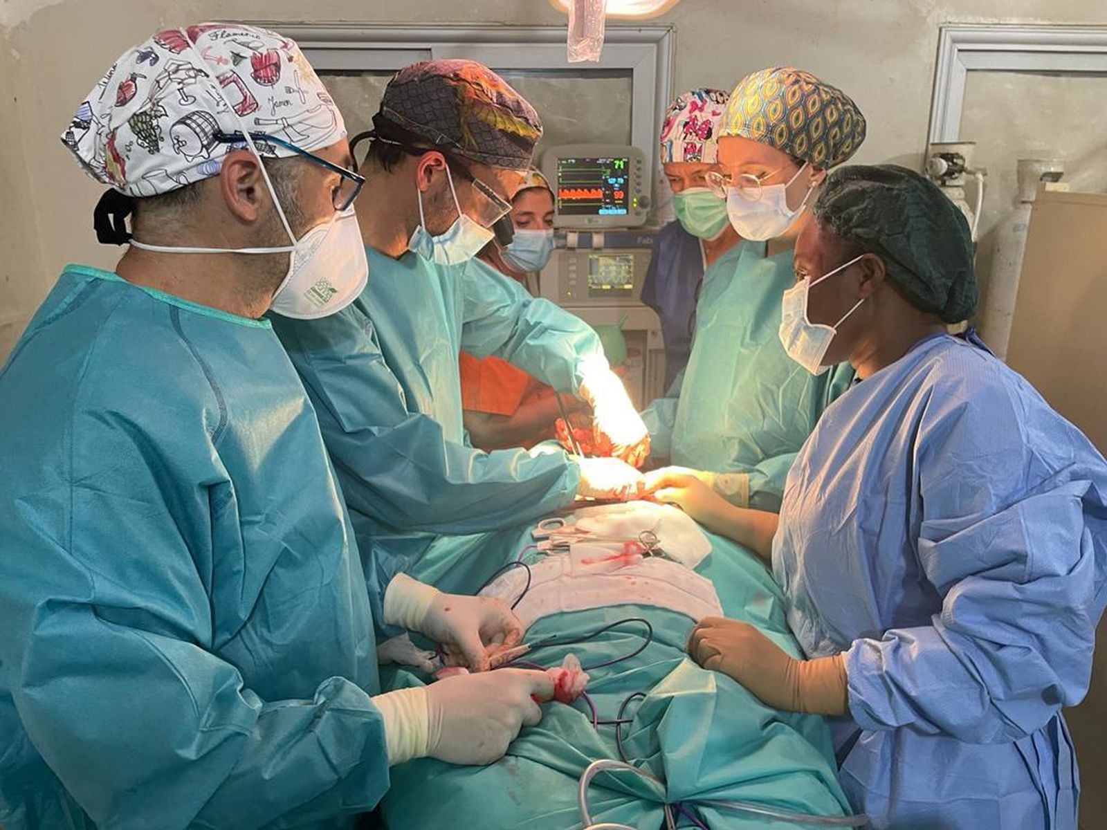 Cirujanos de Bisturí Solidario operan en una de sus misiones en África.