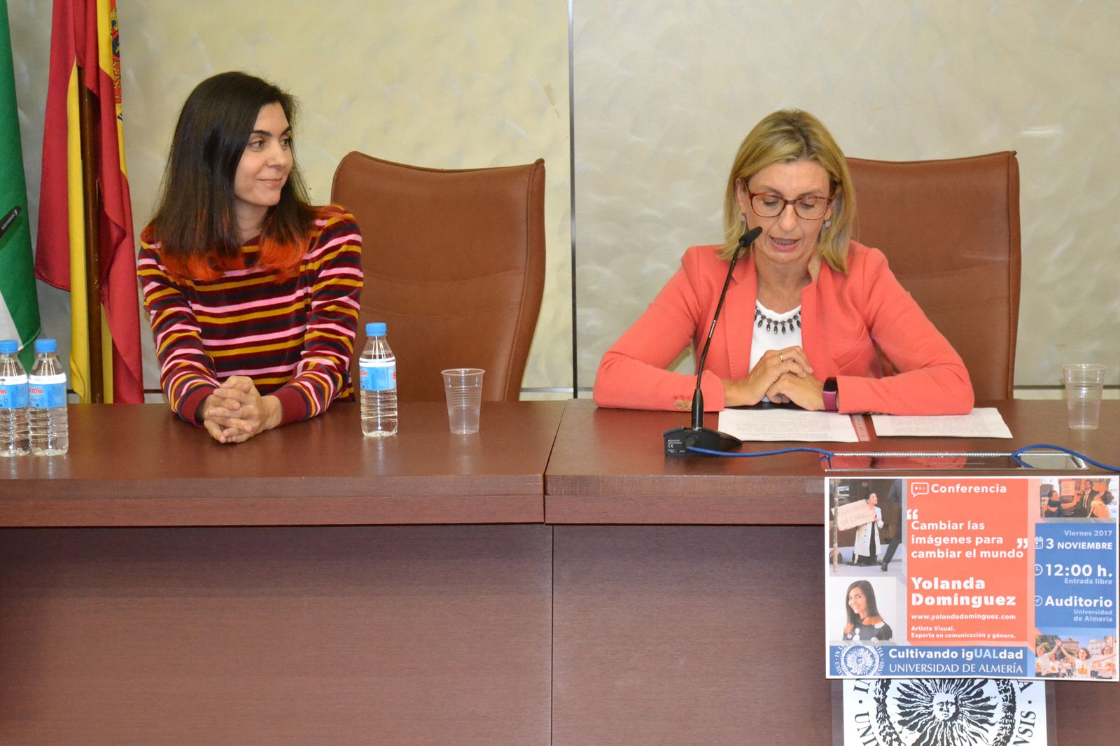 La artista visual, Yolanda Domínguez, con la vicerrectora Maribel Ramírez.