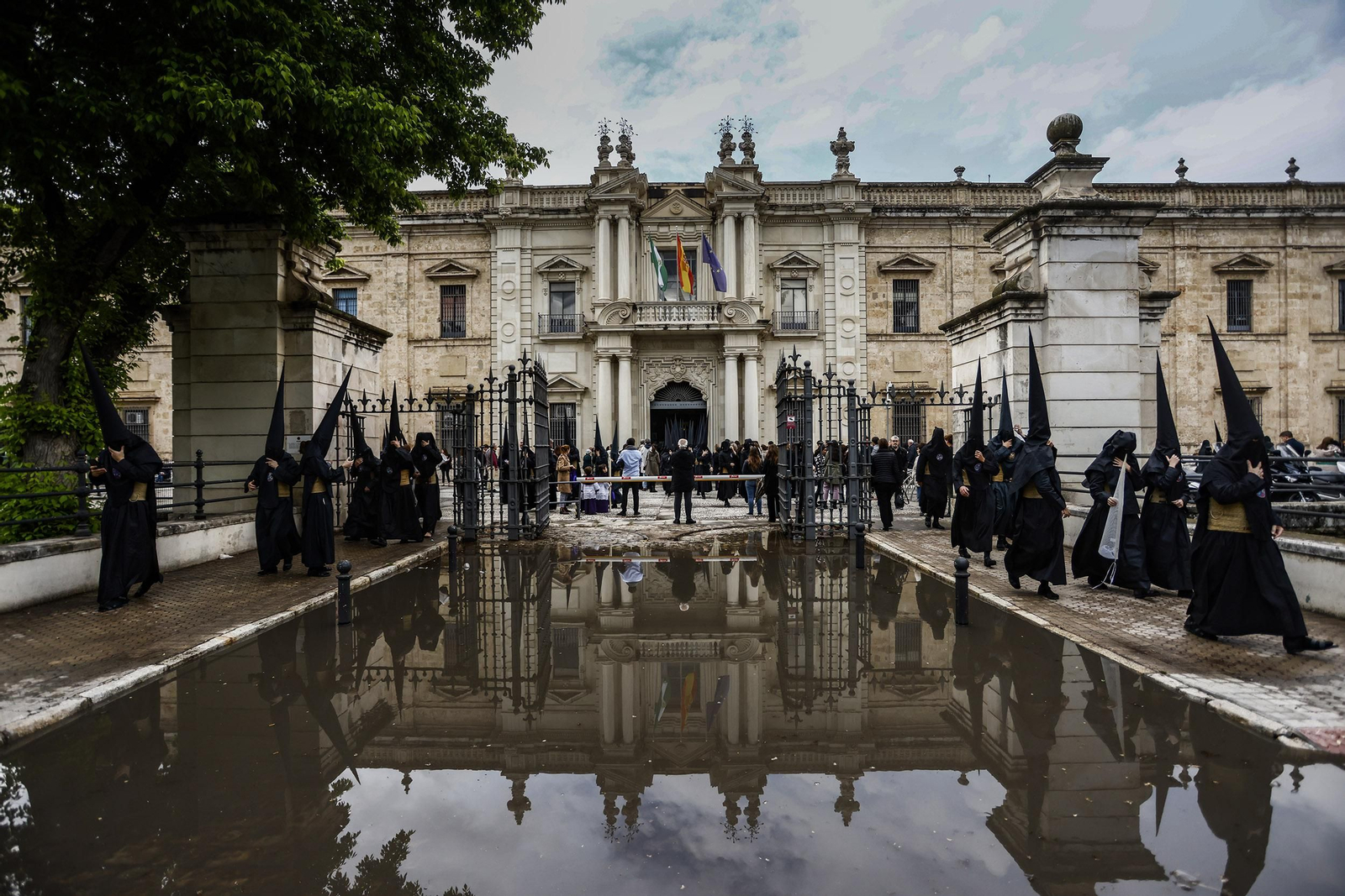 Fotos de Los Estudiantes el Martes Santo en la Semana Santa de Sevilla