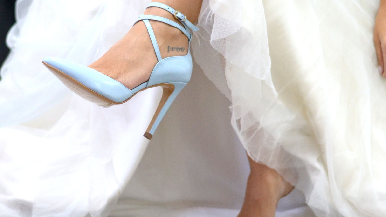 La colección de Bea Madrid busca el detalle que haga especial al tacón.