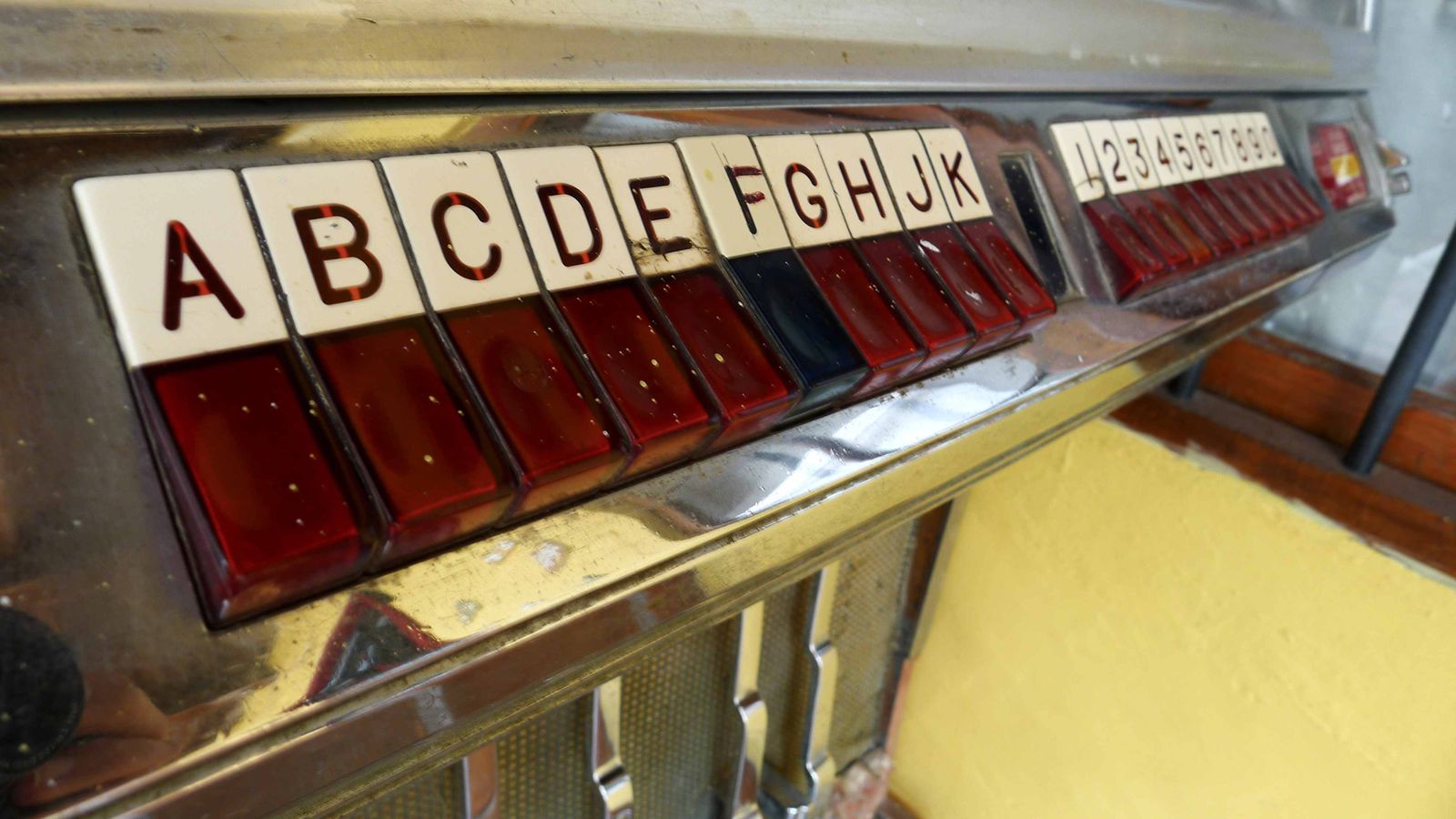 Rocola abandonada en el patio de una casa de la Candelaria, Colombia.