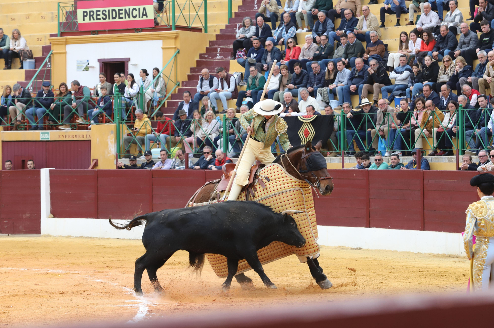 Imágenes de la novillada previa a la Semana Santa en la plaza de toros de La Línea