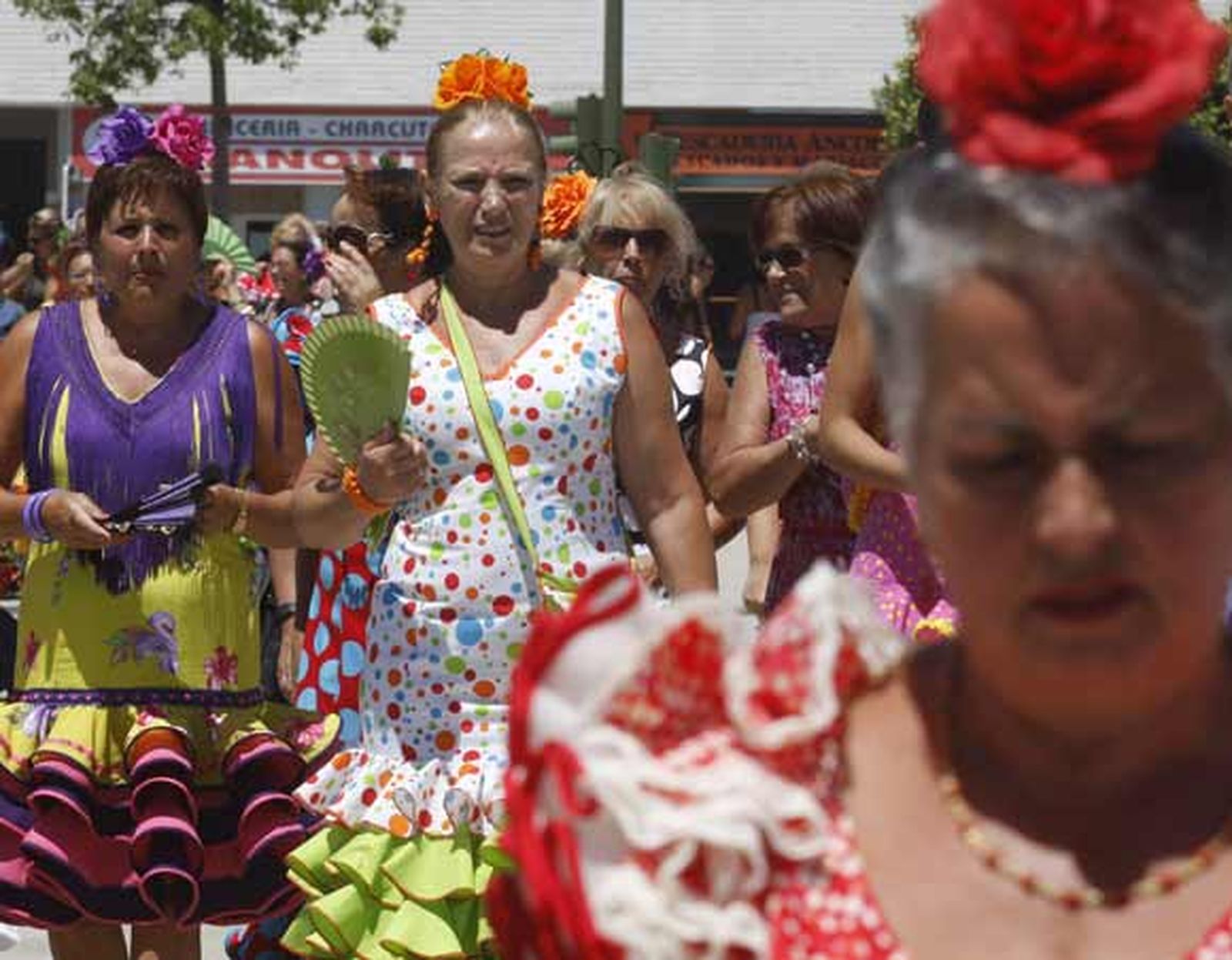 Ni el calor ni la posible resaca de la noche impidieron que las mujeres, ataviadas con sus trajes reglamentarios, llenaran el recinto ferial

Foto: Rioja-Nuria Reina