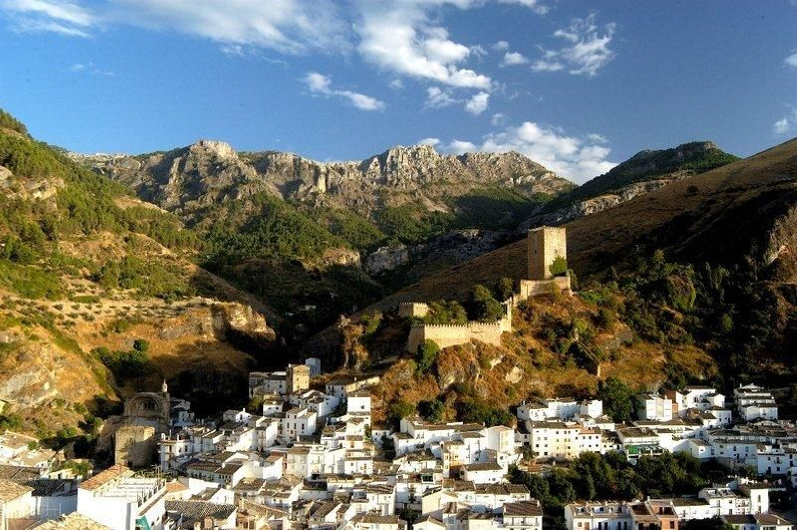 La sierra, el Castillo de la Yedra, las Ruinas de Santa maría y las casas del pueblo, una imagen única y reconocible.