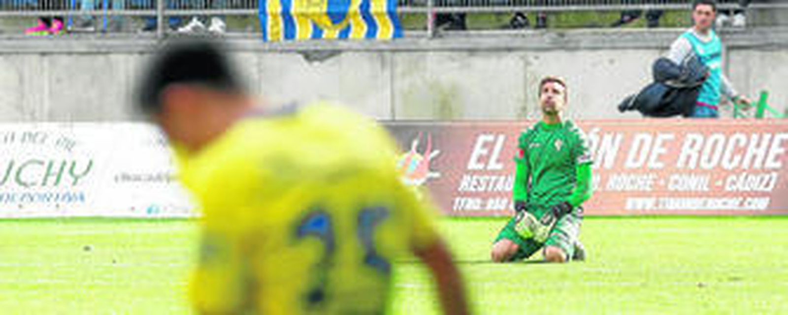 Alberto Cifuentes, rodillas en tierra, clava su mirada en el cielo al finalizar el encuentro del pasado domingo ante el Granada B.