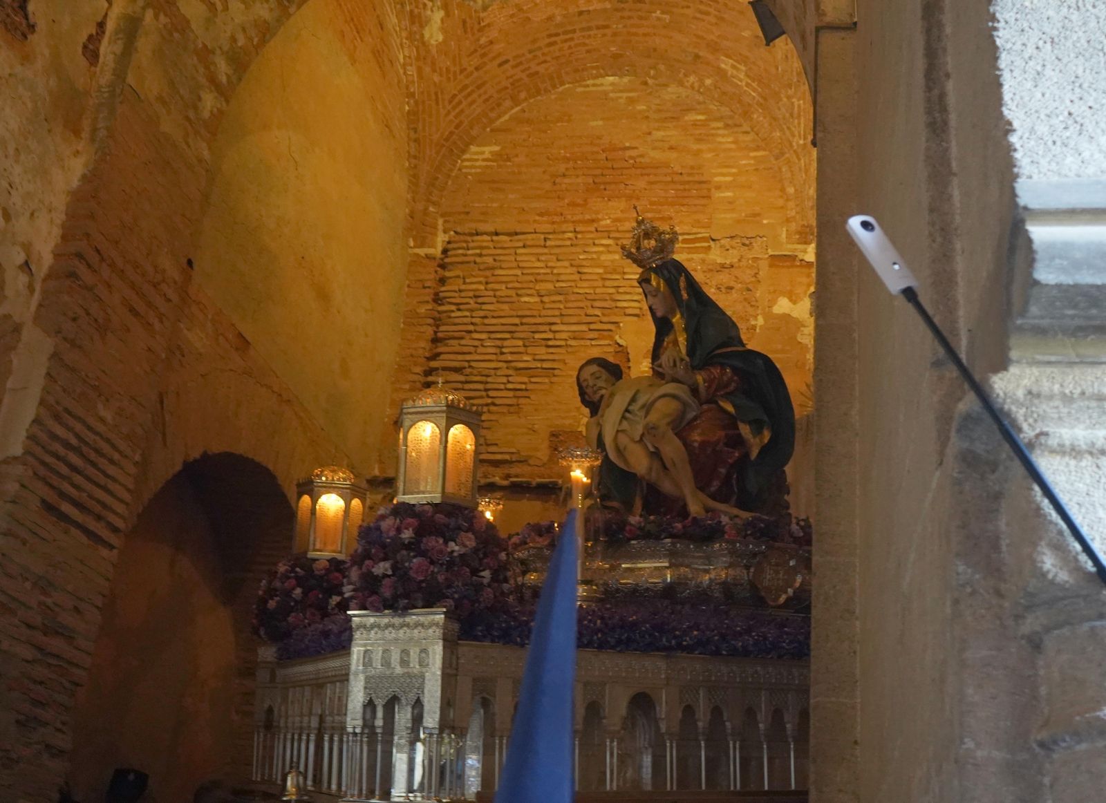 Las fotos de la salida de Santa María de la Alhambra y su bajada a Granada