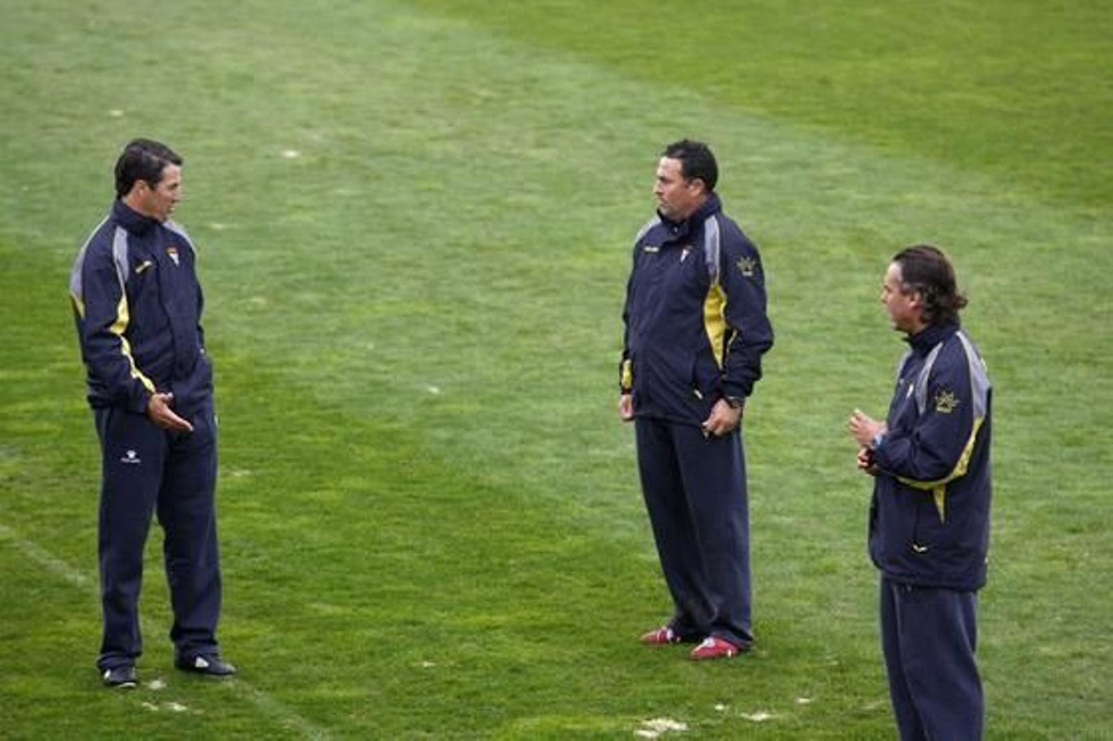 Jose, con su segundo, Alfonso Cortijo, y el preparador físico Pepe Losada. 

Foto: Borja Benjumeda