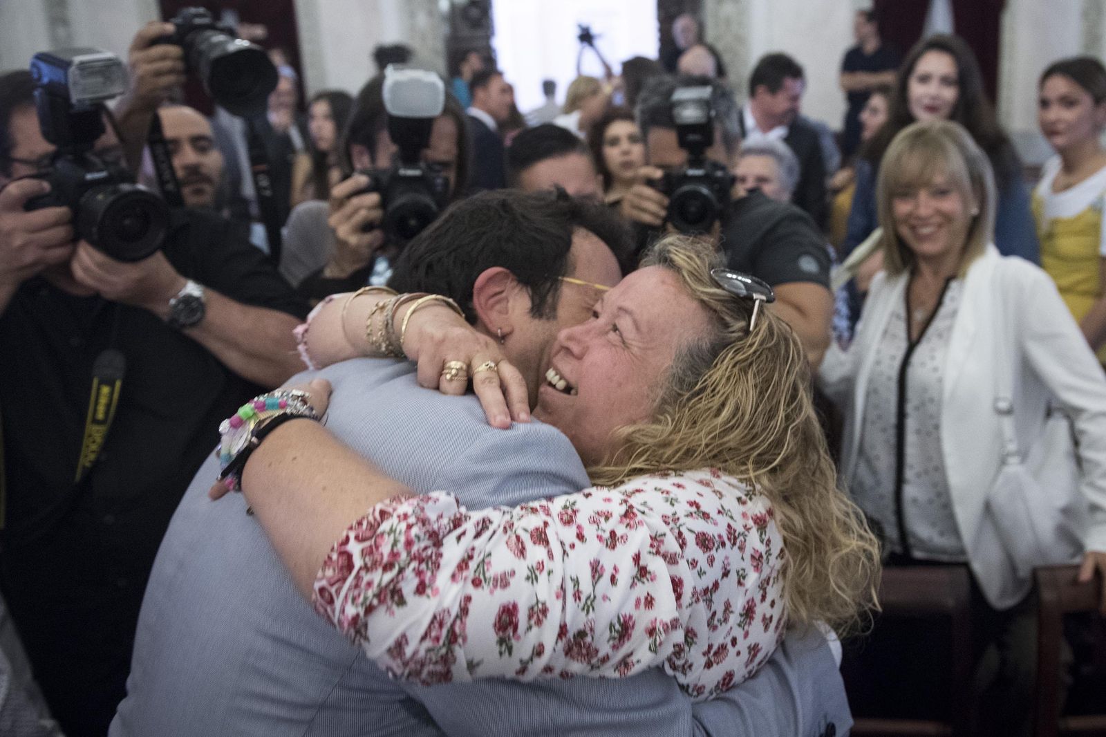 José María González 'Kichi' se abraza a su madre, Milagros Santos.
