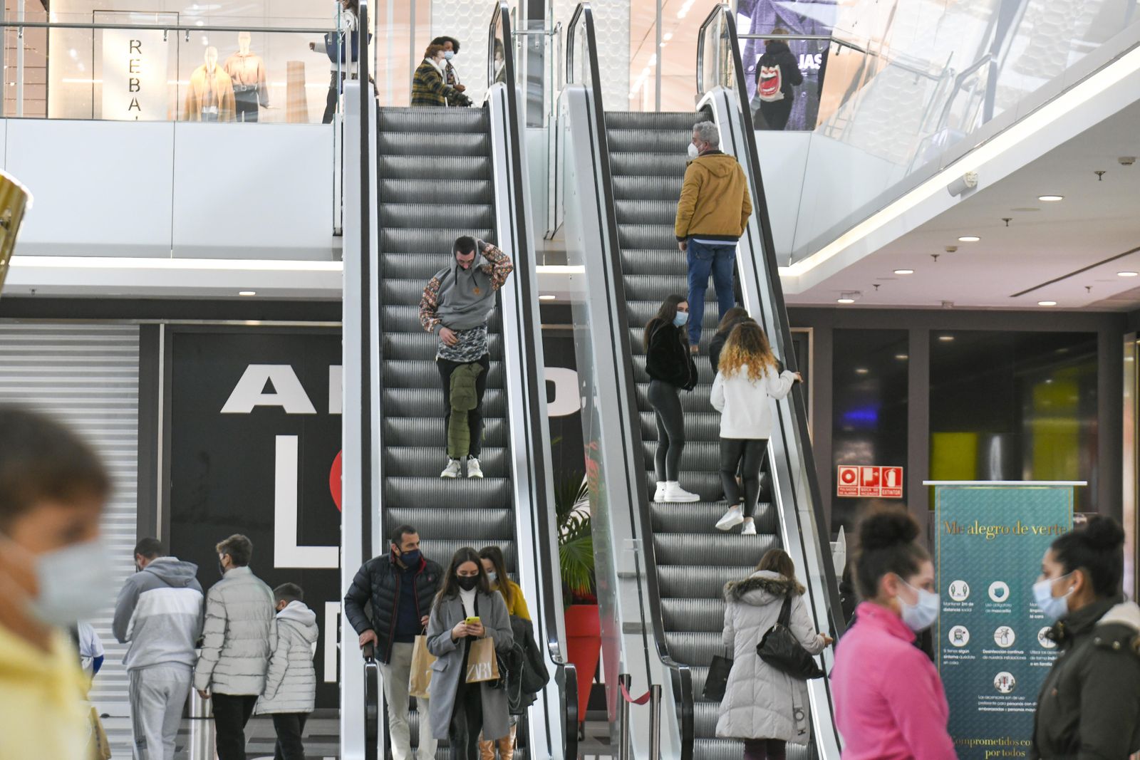 Fotos: las rebajas en el Nevada Shopping de Granada