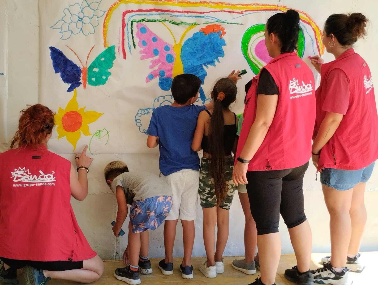 Varios menores participando en el Aula Matinal del Campamento de Feriantes de la Feria de Jerez