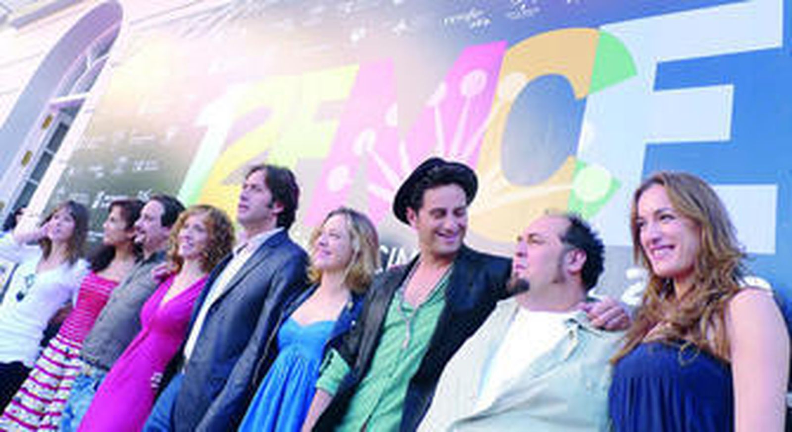 El amplio reparto de la comedia '7 minutos', con su directora en el medio.