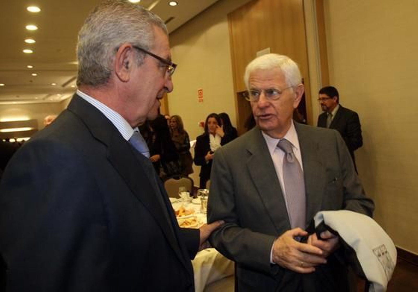 Luis de la Maza, copresidente de Cajamar, saluda a José Luis Sánchez Domínguez, presidente del Grupo Sando

Foto: Reportaje gr?co: Migue Fernandez y Sergio Camacho