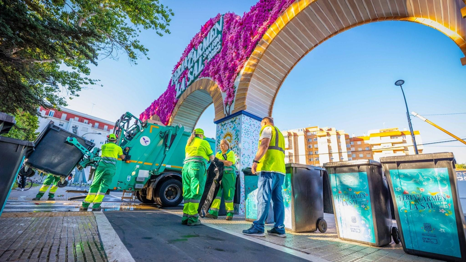 Servicios de limpieza trabajando durante la Feria del Carmen y de la Sal en San Fernando