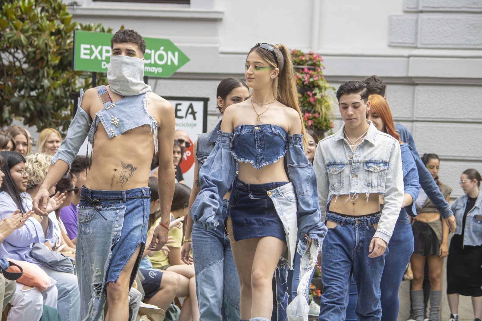 Día Internacional del Reciclaje con un desfile de moda reciclada, en imágenes