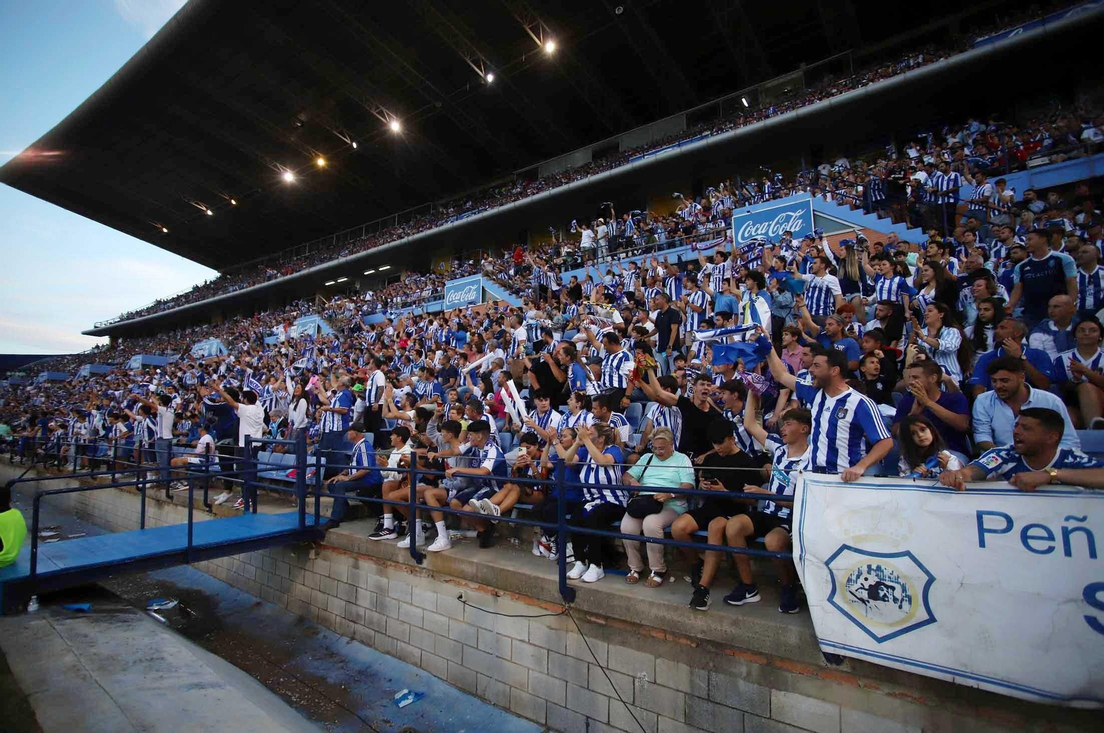 Imágenes del gran ambiente en el Nuevo Colombino en el ascenso del Recre