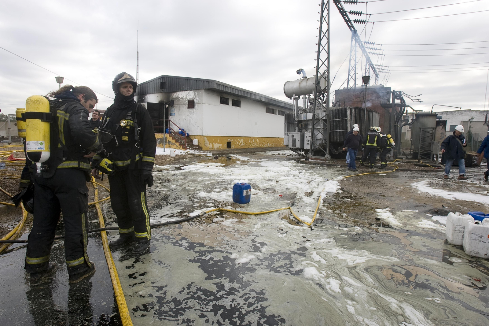 Bomberos de la Mancomunidad, fotografiados tras un incendio en el Aljarafe