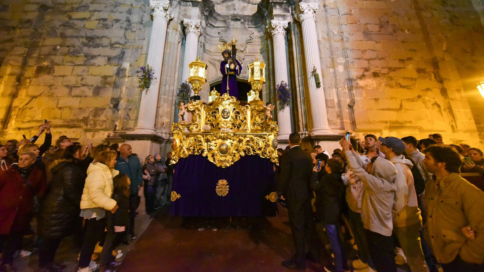 Fotos del Jueves Santo en Tarifa: Jesús Nazareno y María Santisima de la Paz