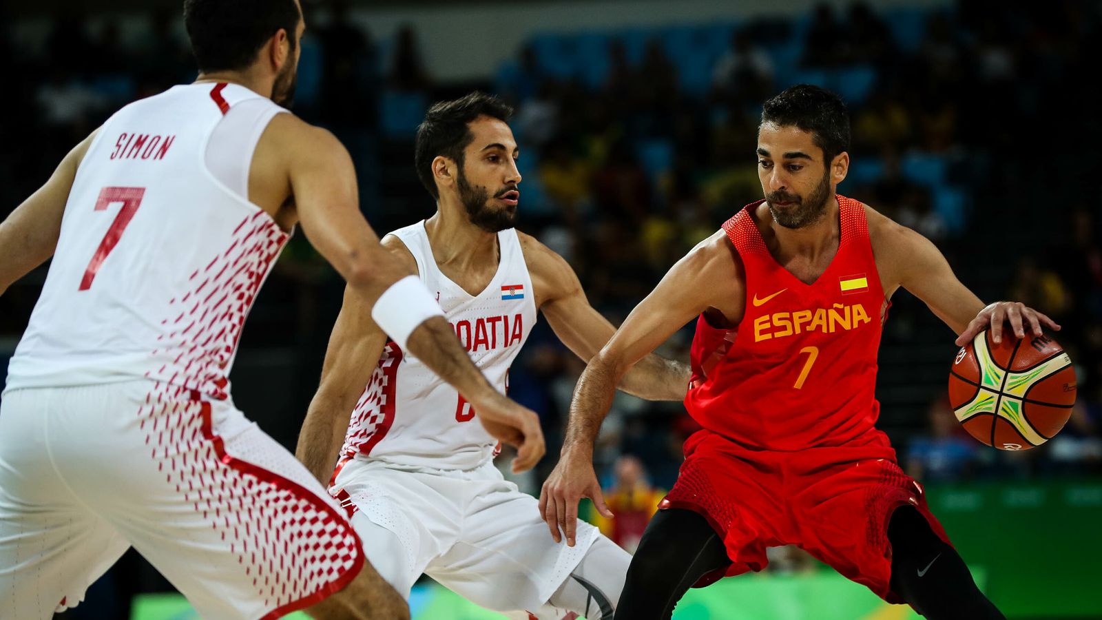 Navarro botando ante dos jugadores croatas en un partido de Río 2016.