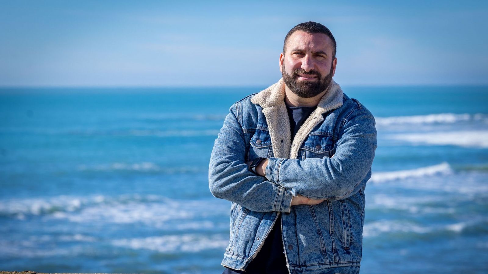 Jona junto a la playa de La Caleta.