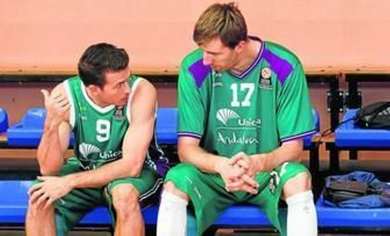 Ryan Toolson habla con Fran Vázquez antes de un entrenamiento en la pista auxiliar del Carpena.