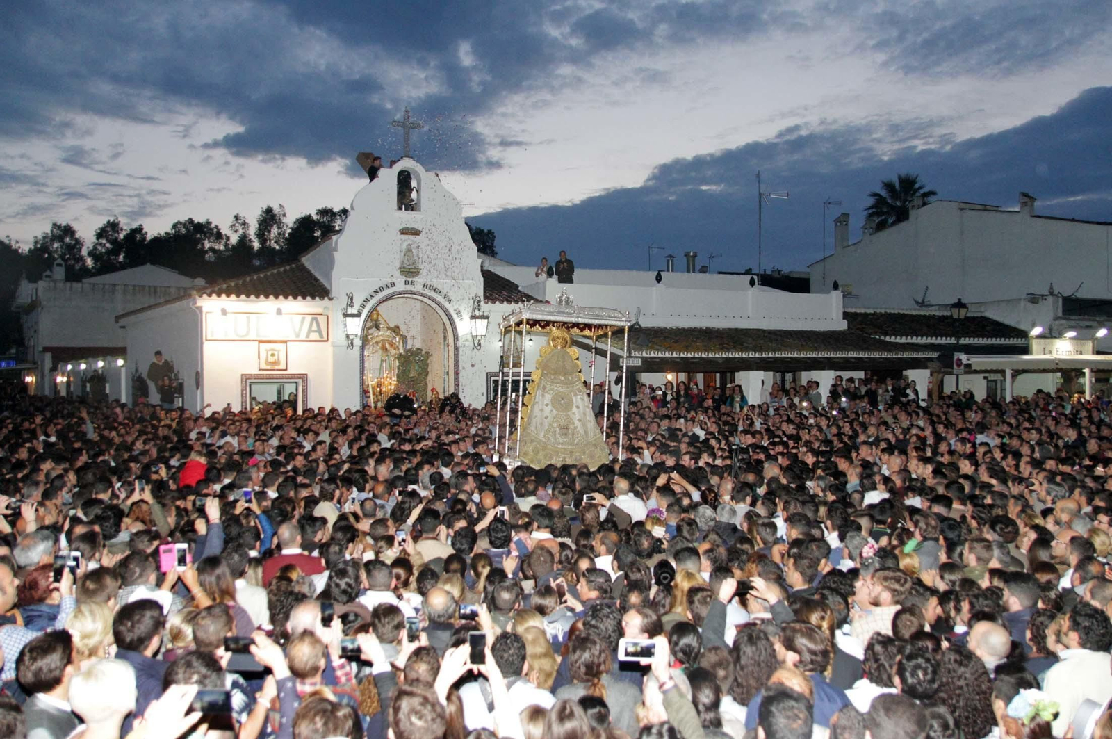 Las imágenes de la procesión de la Virgen del Rocío por la aldea en el Lunes de Pentecostés