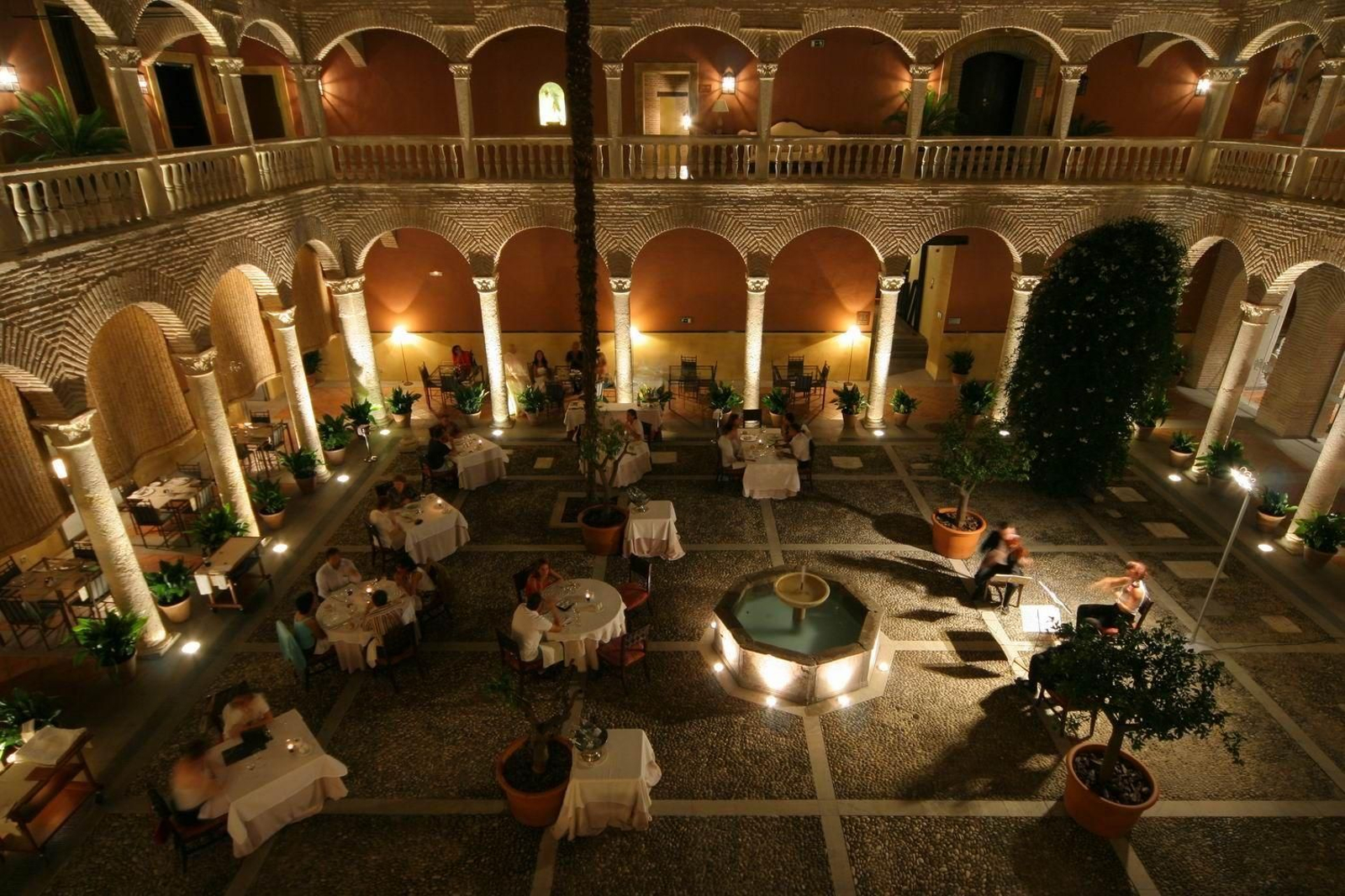 La cena de gala  incluye un menú excepcional con aperitivos de bienvenida como bisqué de marisco o meloso de gurullos con crema de queso montefrieño.