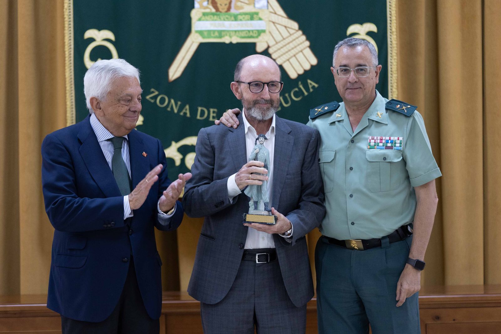 Francisco Correal, en el centro, posa con su galardón junto al presidente de Habecu, Francisco Herrero, y el general jefe de la IV Zona, Luis Ortega.