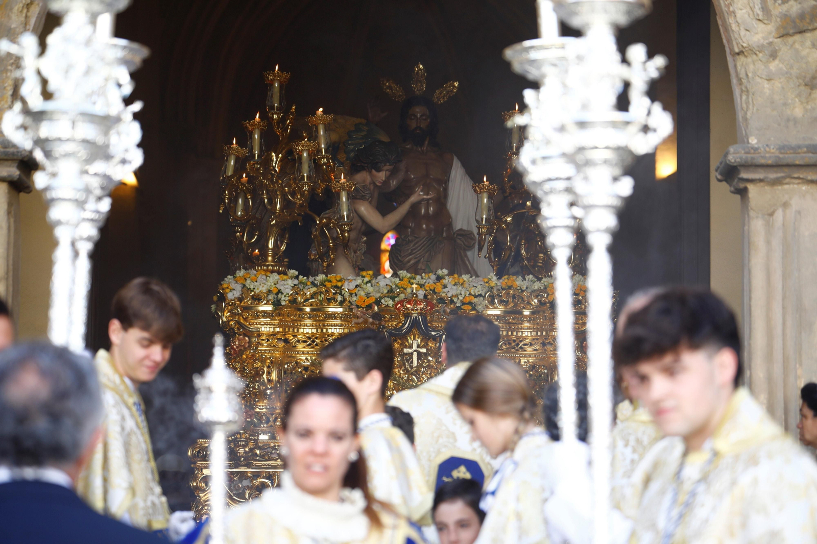 Domingo de Resurrección en Córdoba: la procesión de la hermandad del Resucitado, en imágenes