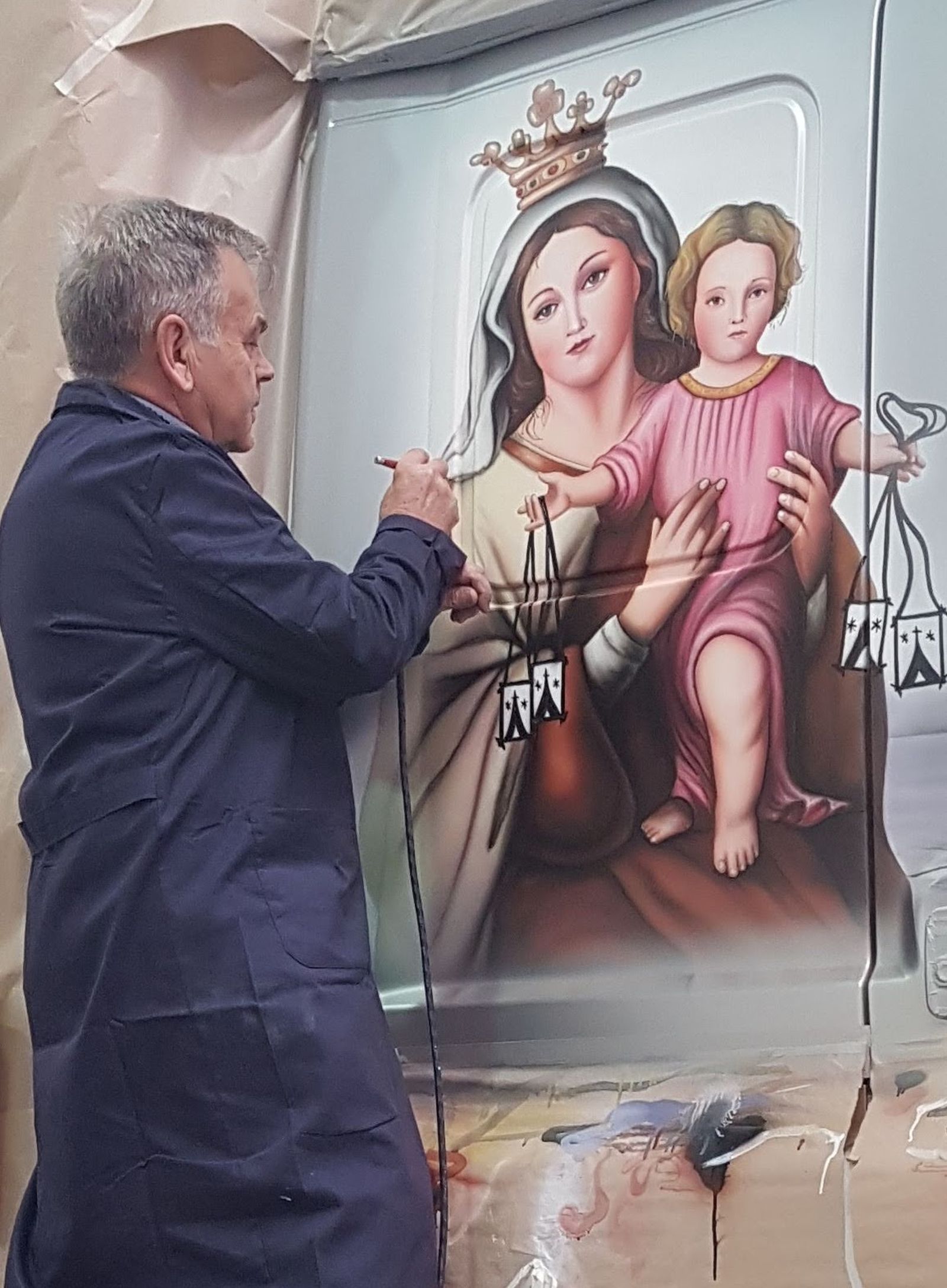 Luis Andújar pintando una de sus obras.