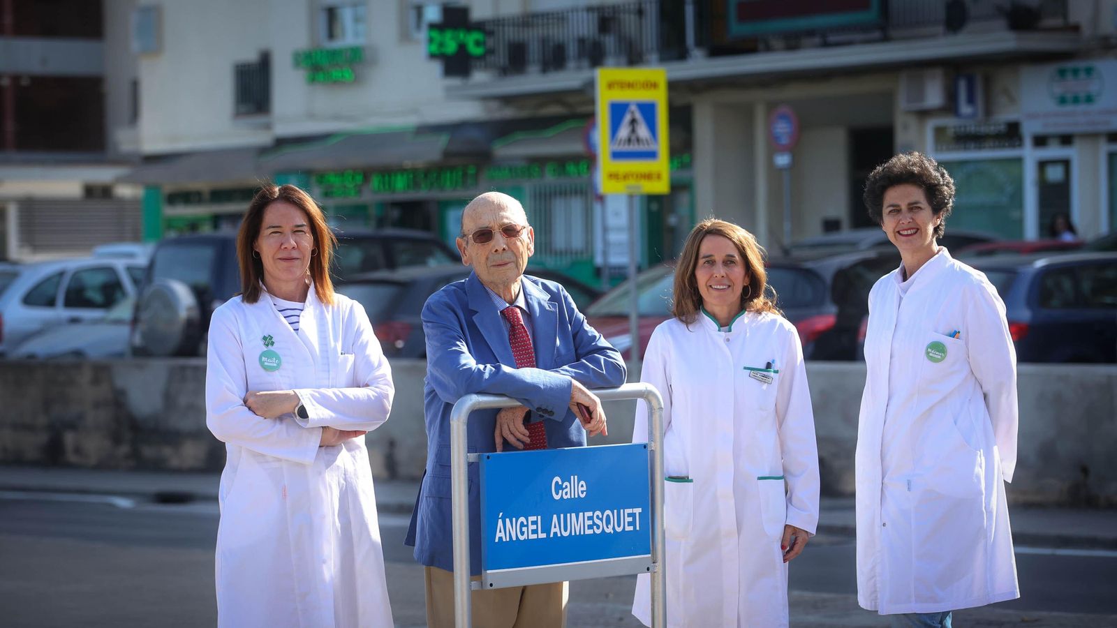 Aumesquet con sus tres hijas, junto al cartel con su nombre. Aumesquet con sus tres hijas, junto al cartel con su nombre.