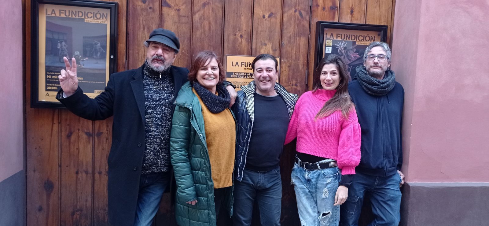 Pepe Quero, Sofía Aguilar, Juanjo Macías, Cristina Almazán y José María Peña en las puertas del Teatro La Fundición