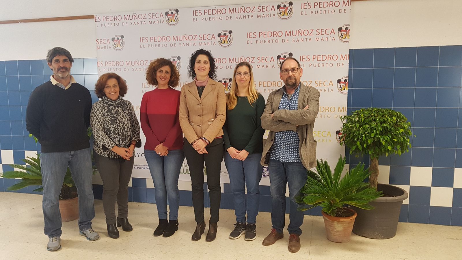 Parte del profesorado y la dirección del IES Pedro Muñoz Seca, en el photocall instalado con motivo del aniversario.