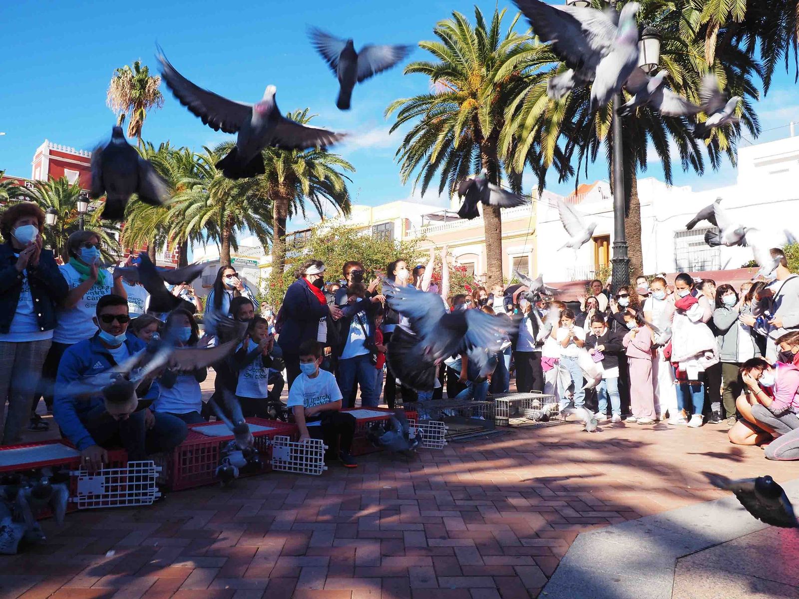 Antes de la marcha fueron soltadas unas 200 palomas en el Paseo de la Ribera